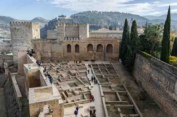 Granada 081 - La Alhambra - Alcazaba - patio de armas.jpg